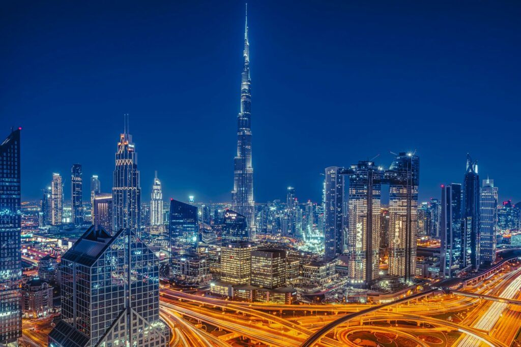 I grattacieli di Dubai illuminati di notte