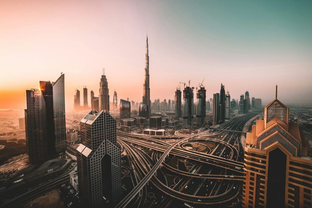 Il crocevia di strade di Dubai visto dall'alto al tramonto