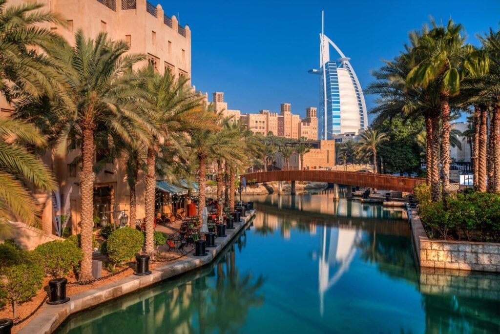 Palma, acqua e edifici rossi a Dubai