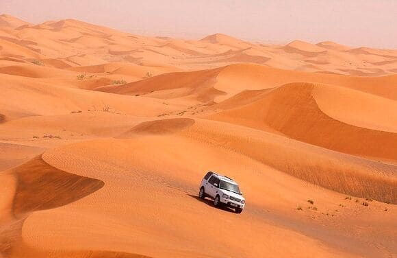 Una jeep percorre le dune del deserto di Dubai
