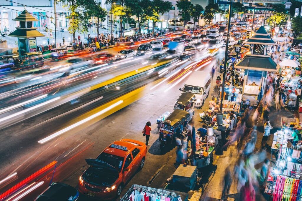 Il traffico di Bangkok di notte
