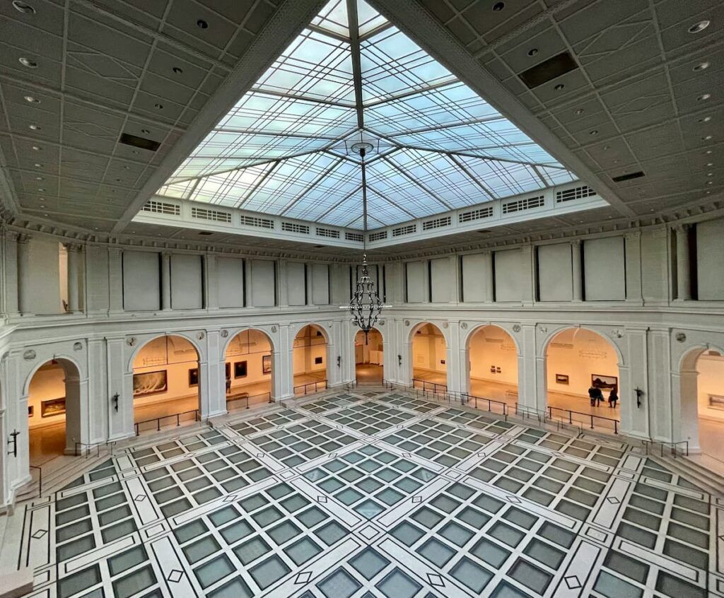 Le originali geometrie del Brooklyn Museum