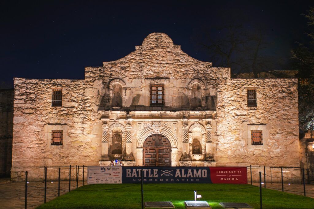 Il sito storico di Alamo visto di notte