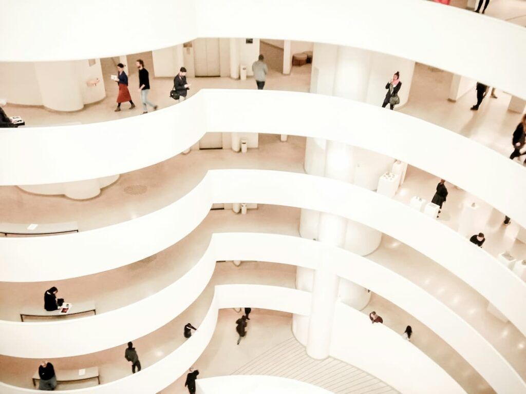 l'inconfondibile interno del Guggenheim Museum a New York