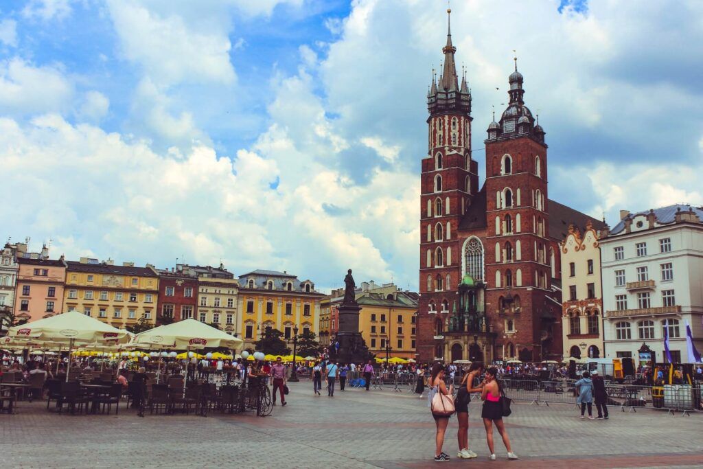edifici storici si affacciano sulle vie di Cracovia in Polonia