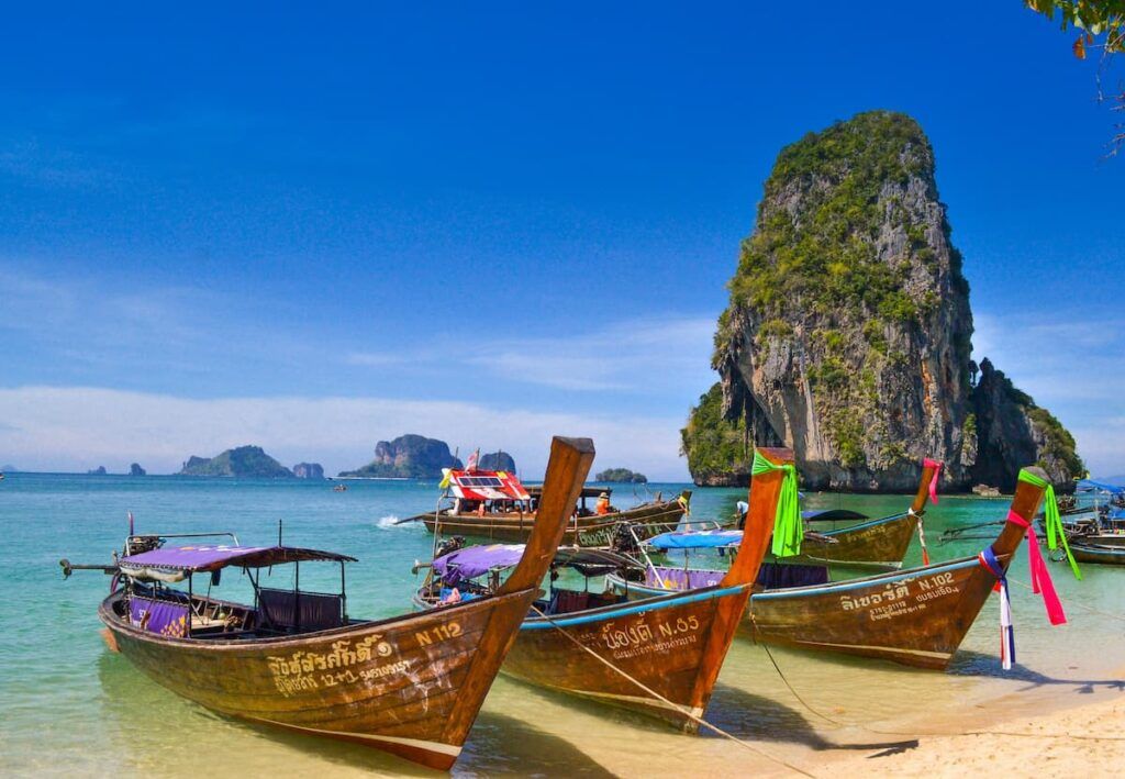 tre imbarcazioni nel mare in thailandia