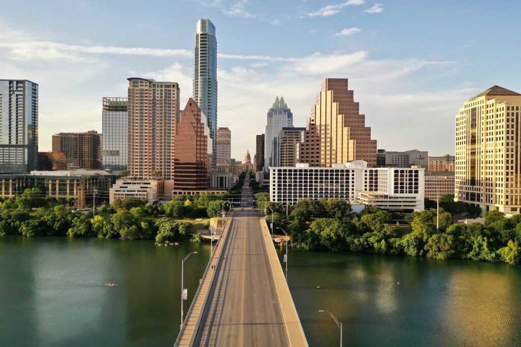 Una strada attraversa un corso d'acqua e passa tra i grattacieli di Austin in Texas