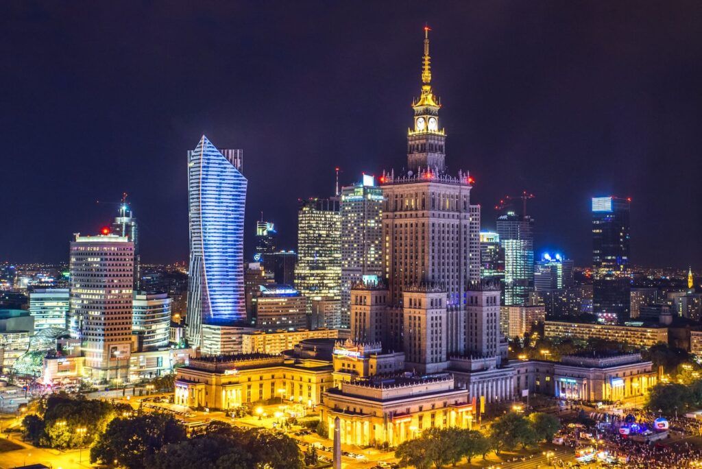 gli edifici moderni di Varsavia illuminati di notte