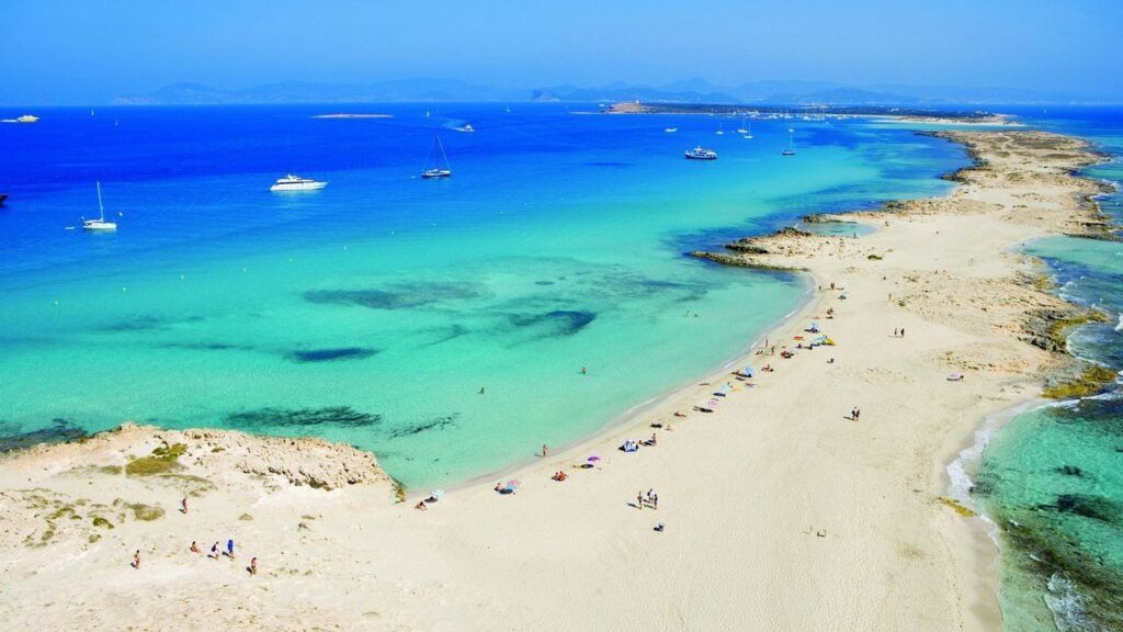 Una spiaggia di sabbia bianca e mare cristallino a Formentera
