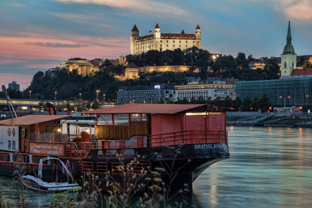 Una vista di Bratislava in Slovacchia dal fiume al crepuscolo