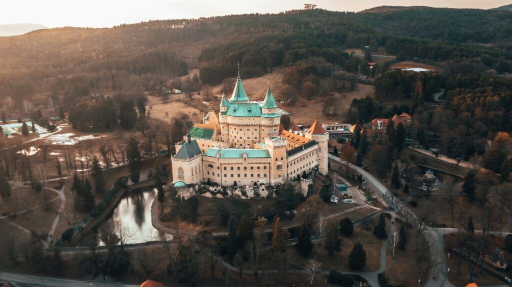 Vista dall'alto sul Castello di Bojnice in Slovacchia al tramonto