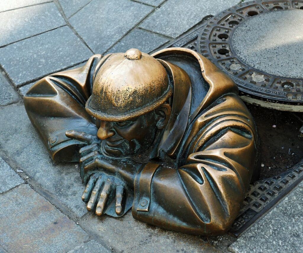 La statua di bronzo "il guardone" opera dello scultore slovacco Viktor Hulík del 1997