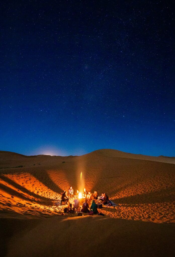 esperienza di una notte nel deserto del Marocco attorno ad un falò