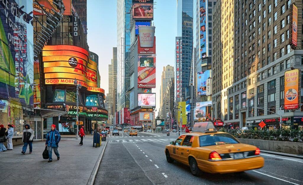 Un taxi attraversa Times Square a Manhattan