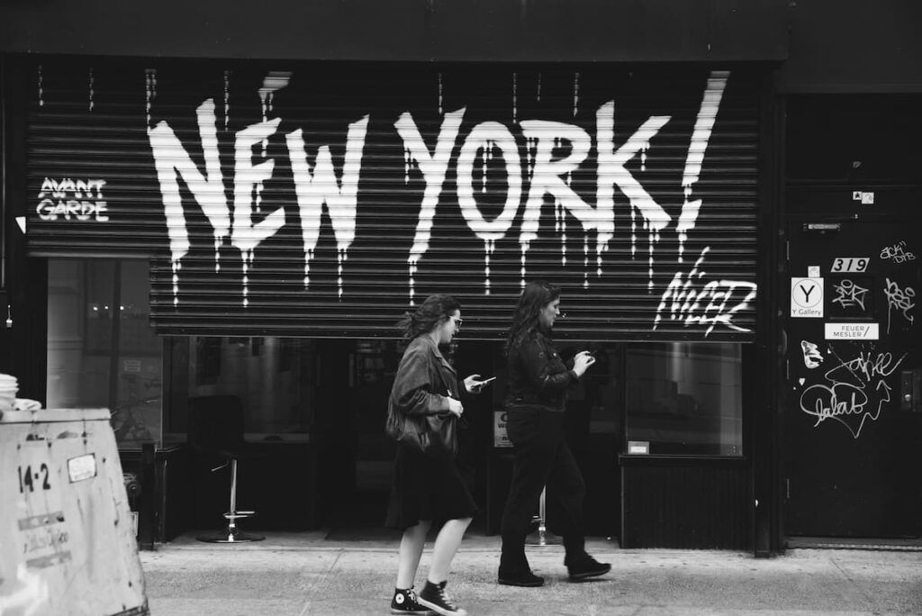 Due donne camminano in una strada a New York