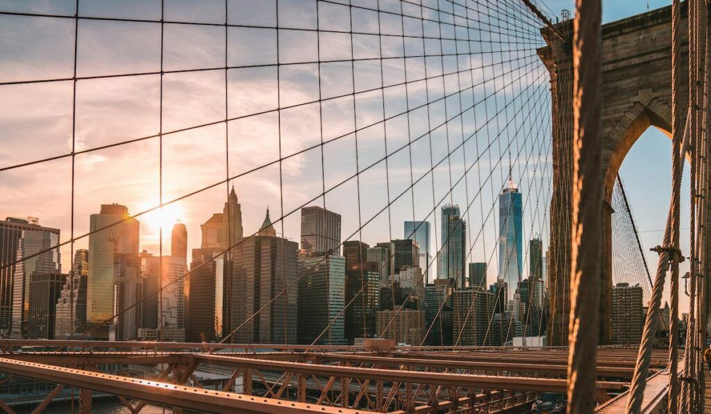 Ponte di Brooklyn con i grattacieli di New York sullo sfondo al tramonto