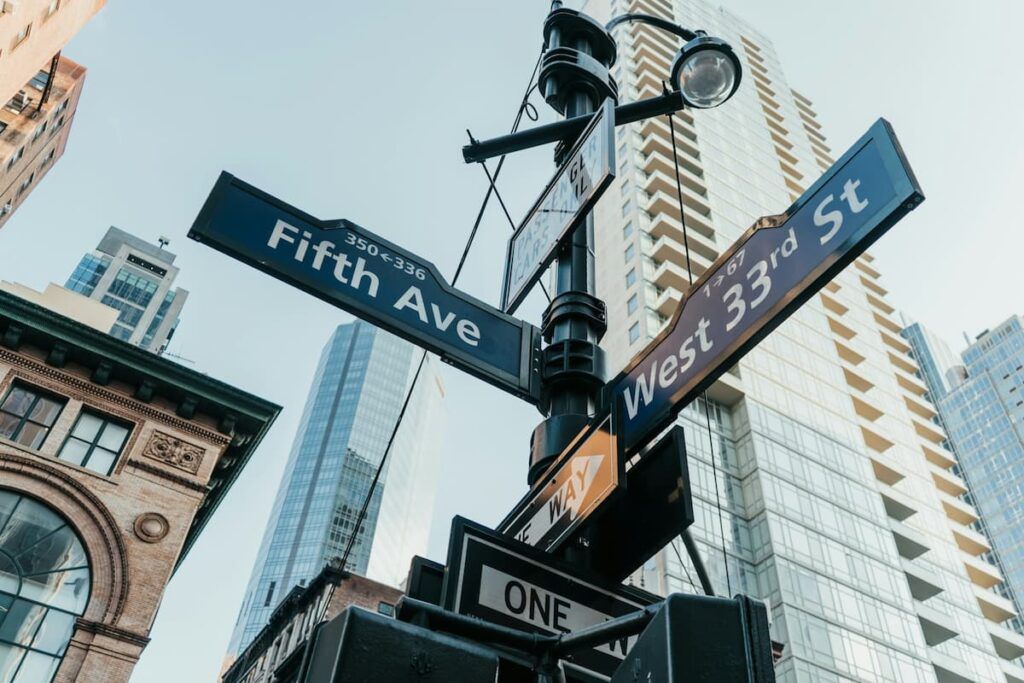 Un cartello indica alcune celebri strade di New York