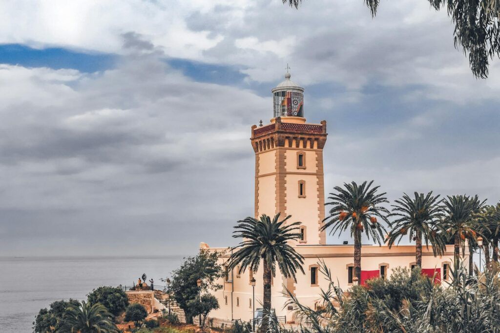 una edificio di Tangeri affacciato sul mare in inverno