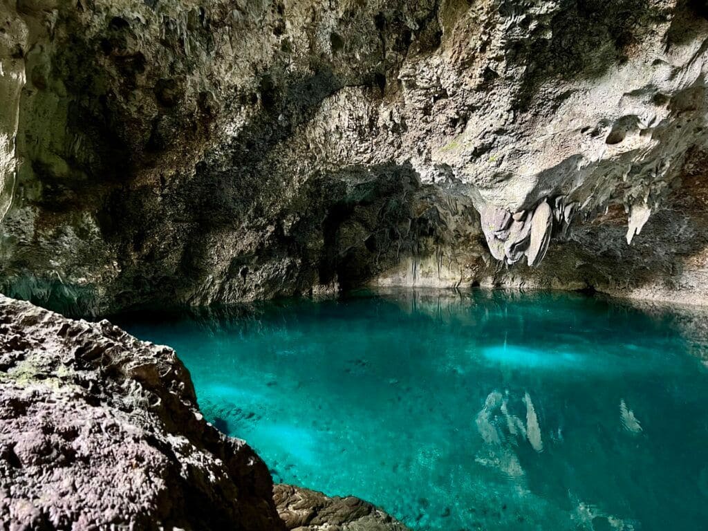 Un lago cristallino incastonato tra le grotte