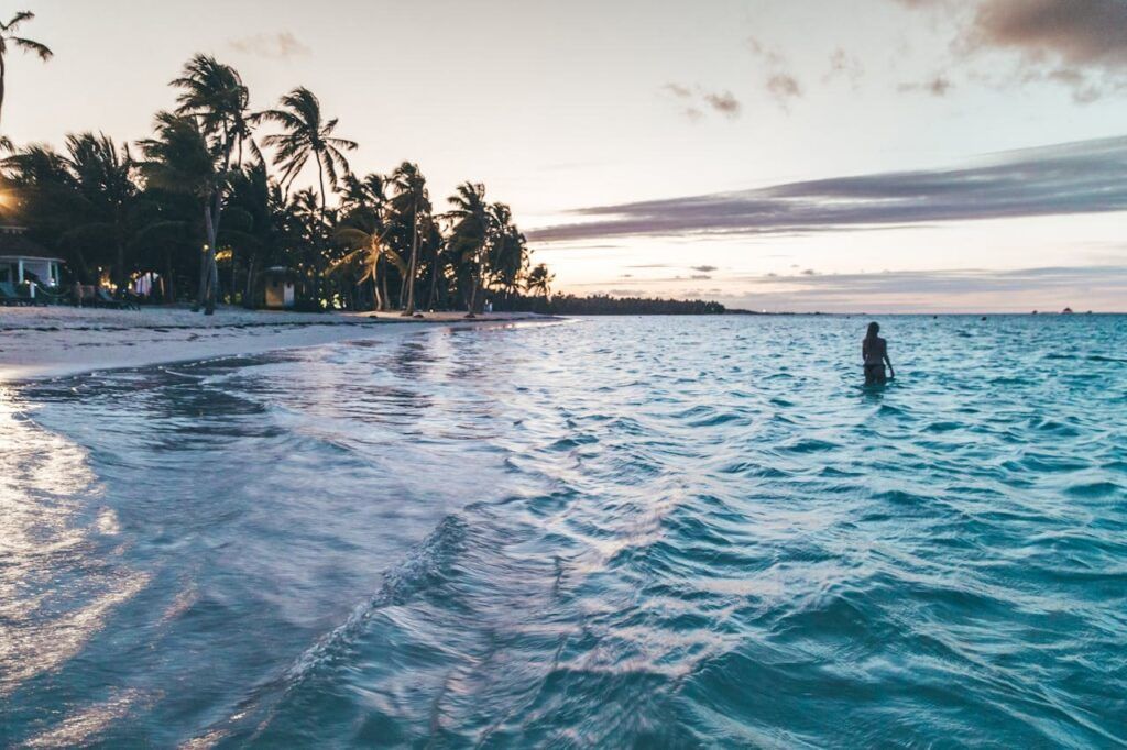 Una persona fa il bagno al tramonto a Punta Cana in Repubblica Dominicana