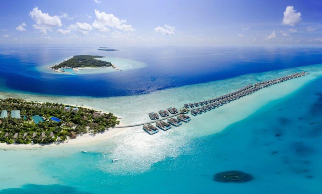Un atollo con bungalow alle Maldive