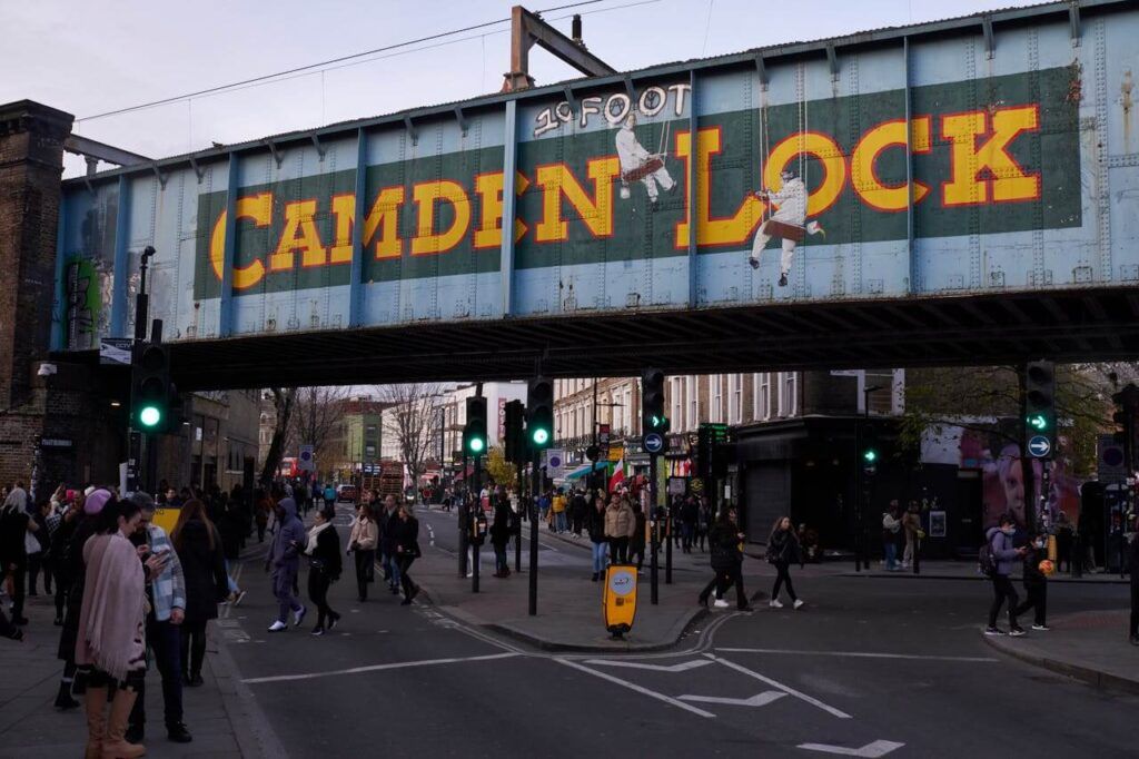 persone alla ricerca di capi vintage a Camden Town