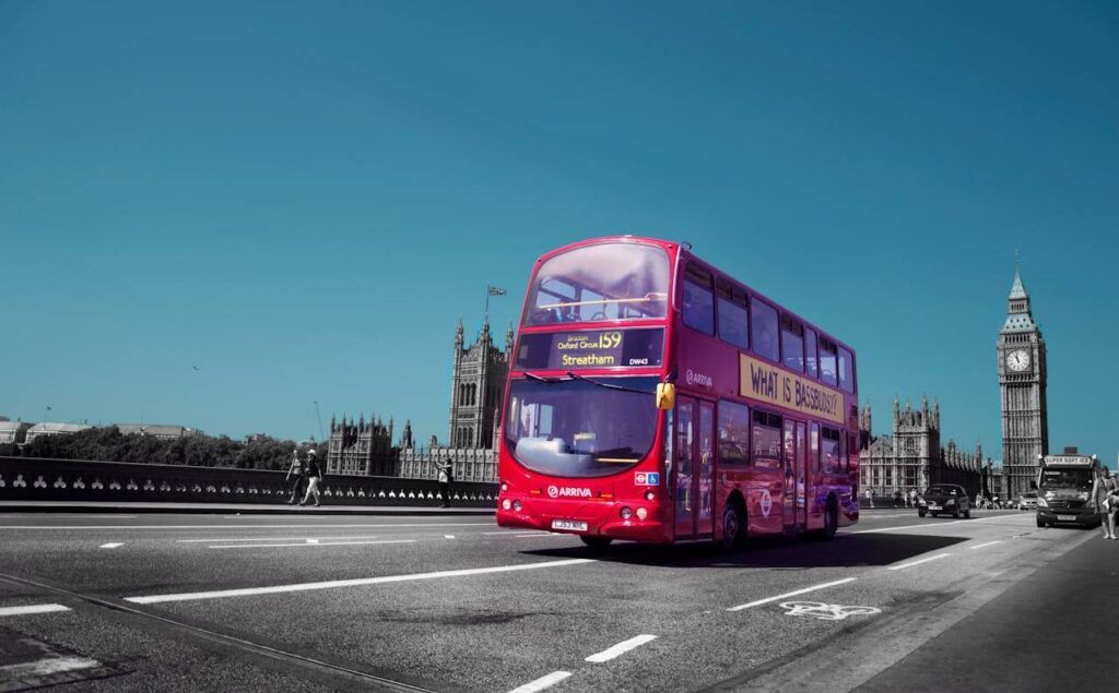 un giro su un bus rosso a due piani londinese