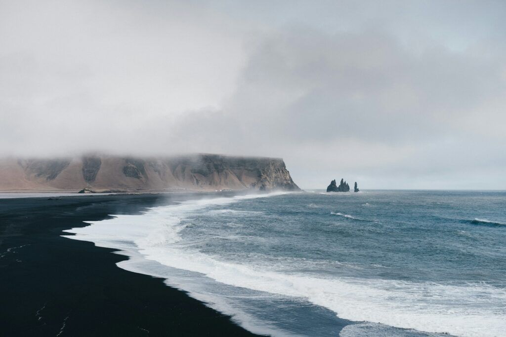 Una spiaggia di sabbia nera in Islanda