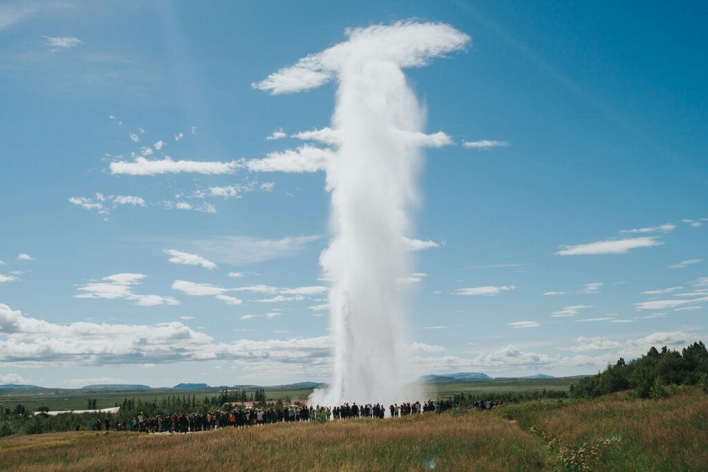 Gruppo di persone davanti a un geyser