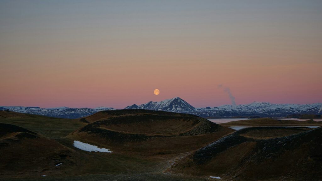 area collinare e montagna al crepuscolo in Islanda