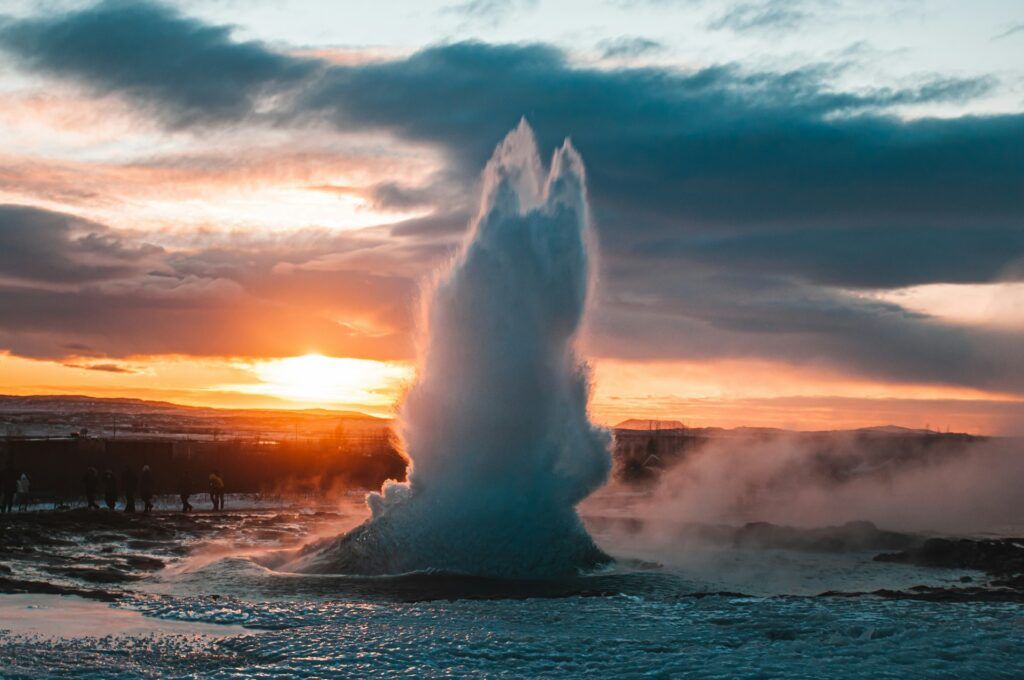 un geyser erutta al tramonto
