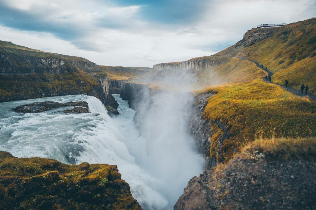 una cascata si getta in una faglia in islanda