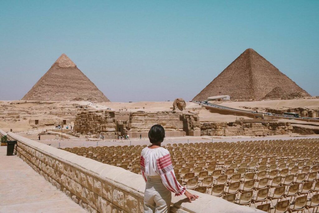 una donna ammira le piramidi in Egitto