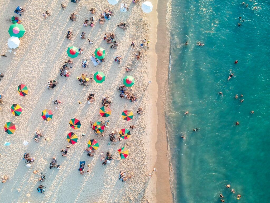 Ombrelloni colorati e persone sulla spiaggia