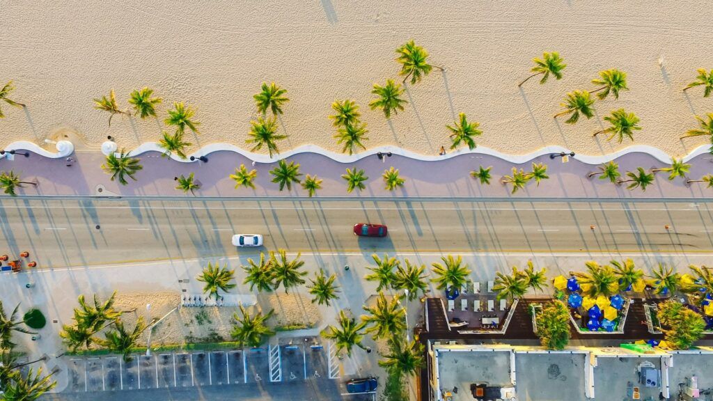 Palme e spiaggia accanto ad una strada vista dall'alto a Miami