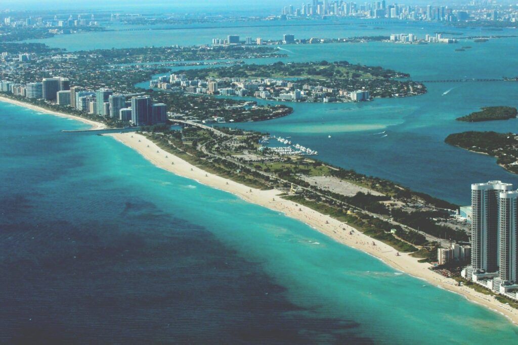 Spiaggia e grattacieli a Miami visti dall'alto