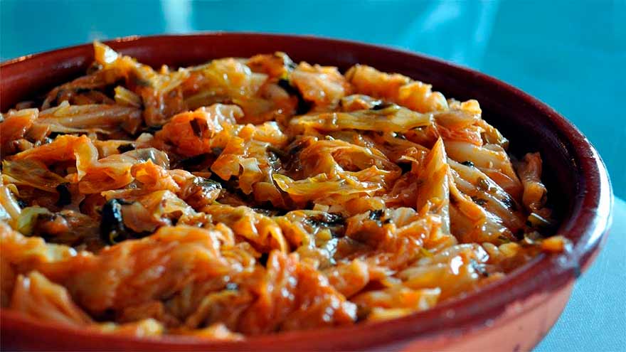 Sopa Mallorquina, zuppa rustica e nutriente composta da verdure di stagione, pane secco, legumi e carne di maiale