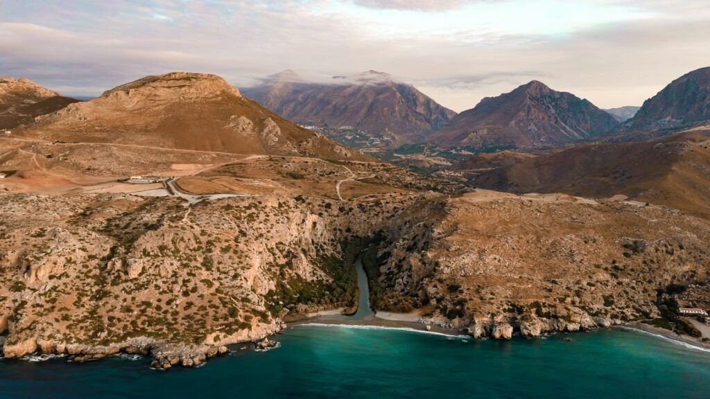 spiaggia di Preveli a Creta tra il mare e il fiume Megalopotamo