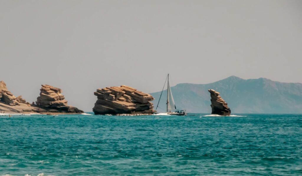 monumentali formazioni rocciose emergono dal mare a Triopetra