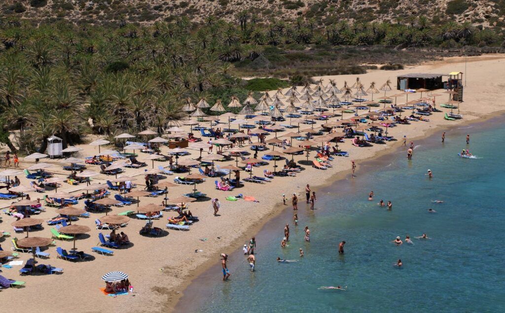 Ombrelloni in fila sulla spiaggia di Vai Beach a Creta