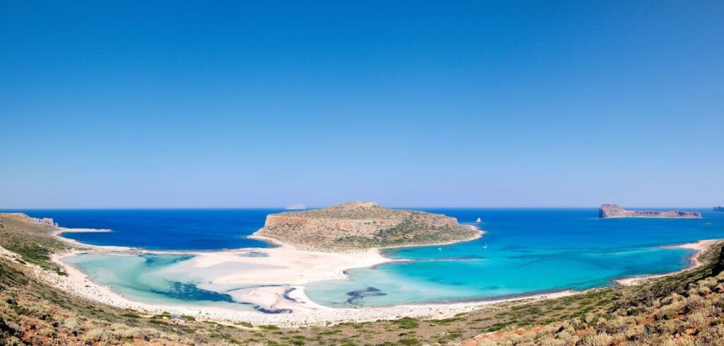 sabbia bianca e promontori verdeggianti circondati dal mare turchese