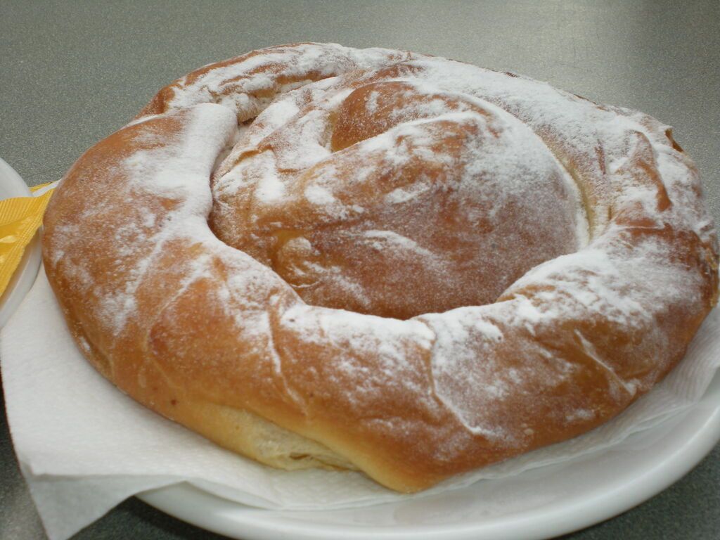 Una gustosa ensimadamaiorchina, un dolce tipico di Maiorca a forma di spirale, spolverato con zucchero a velo