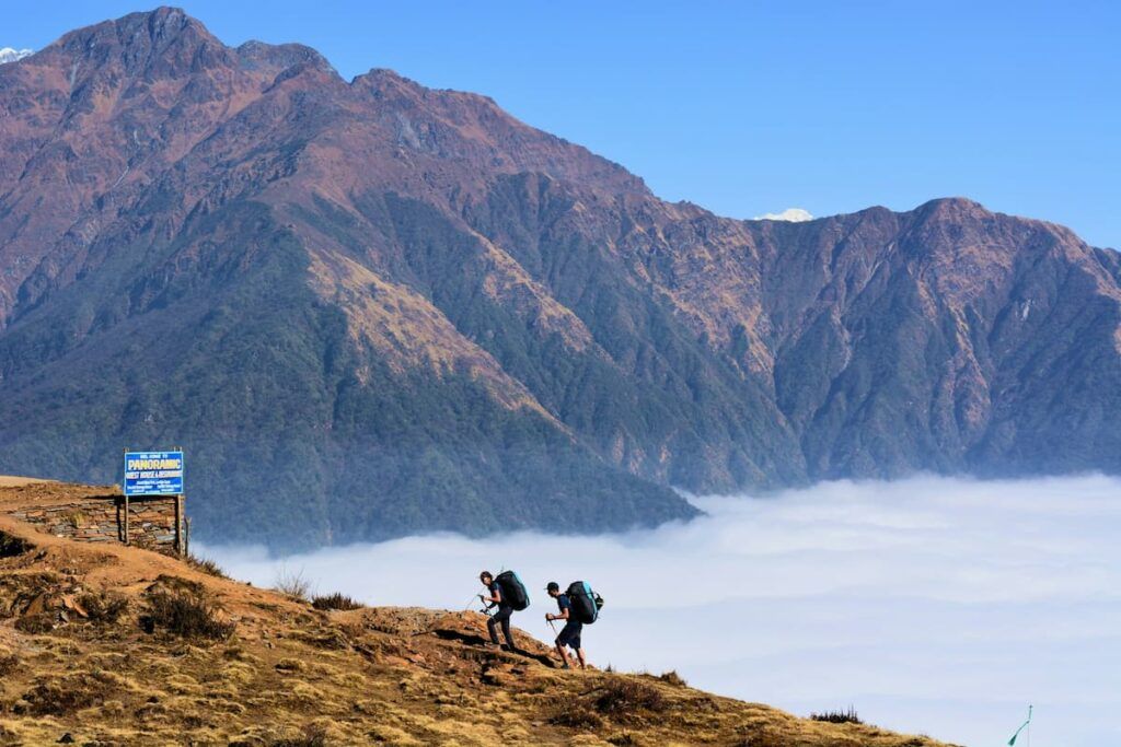 due persone fanno trekking in montagna