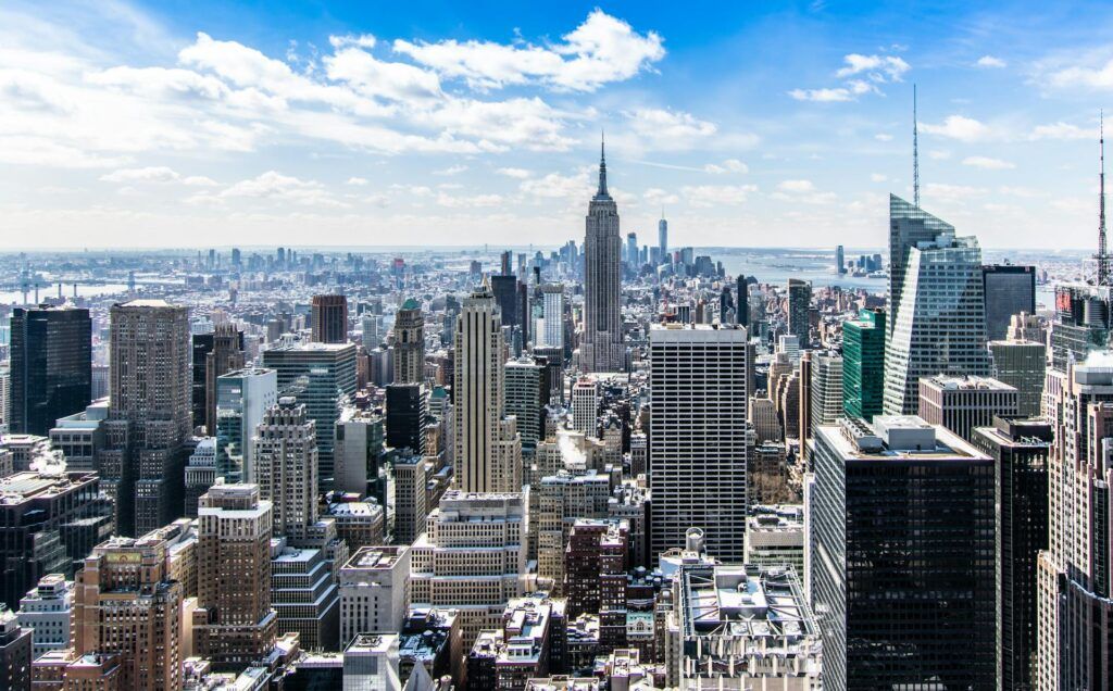 Vista panoramica dello skyline di New York City, con l'iconico Empire State Building al centro