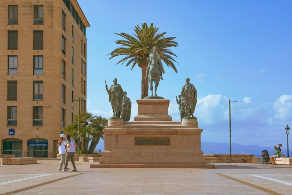 Un monumento di una piazza di Ajaccio