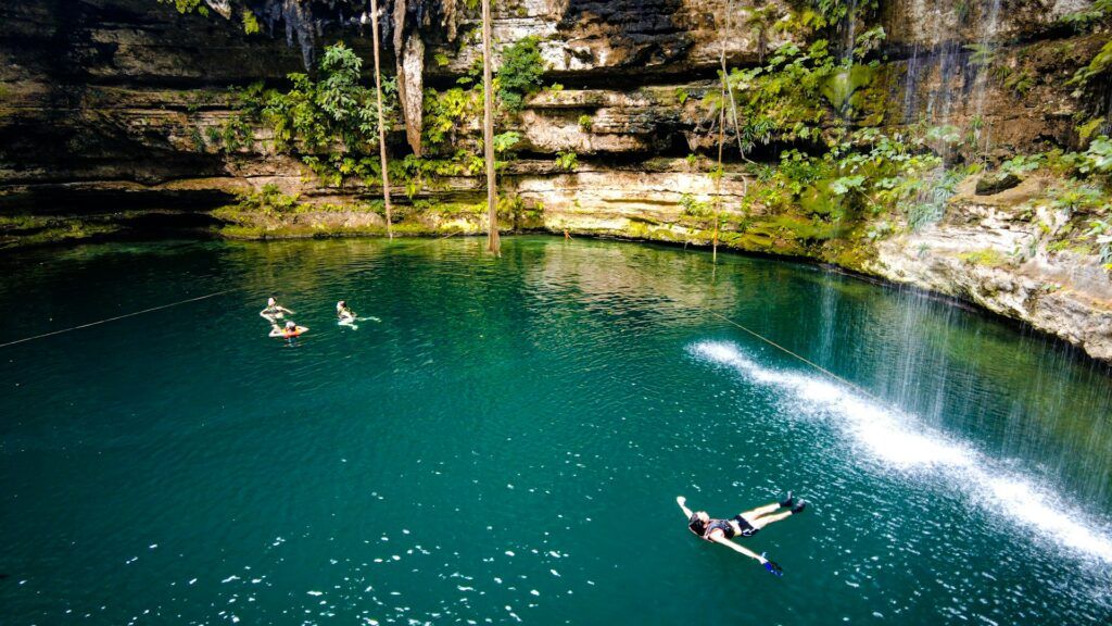 persone nuotano in un Cenote Maya