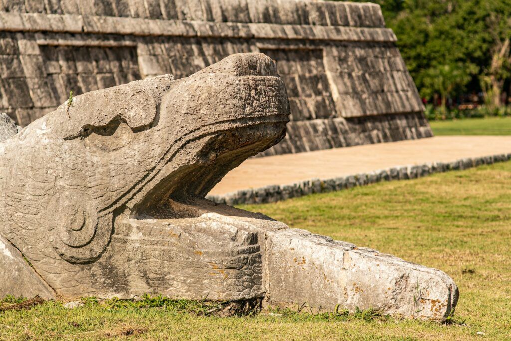 scultura di un serpente a chcihen itza