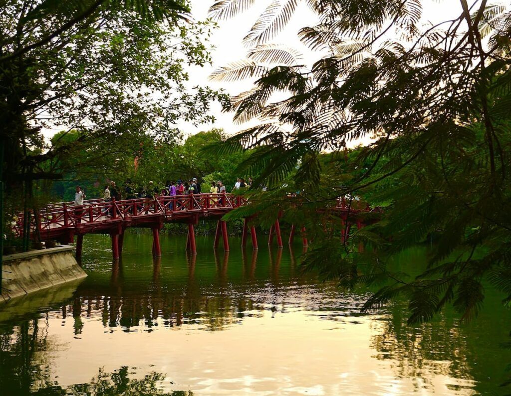 Ponte rosso ad Hanoi