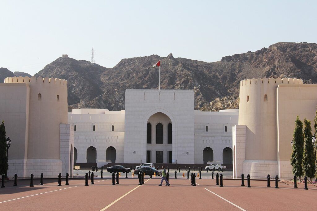 National Museum of Oman con montagne sullo sfondo