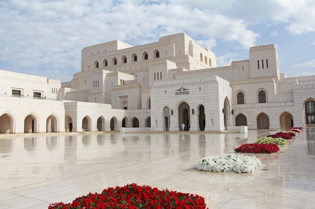 L'imponente edificio bianco della Royal Opera House Muscat